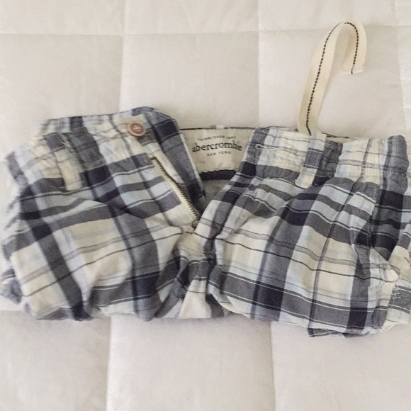 🌤White and Royal Blue Abercrombie Cargo Shorts🌤 - Picture 3 of 5